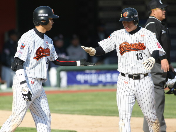 득점하는 황재균선수